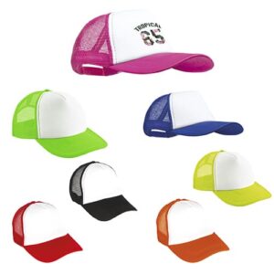 Gorra trucker en poliéster con visera de